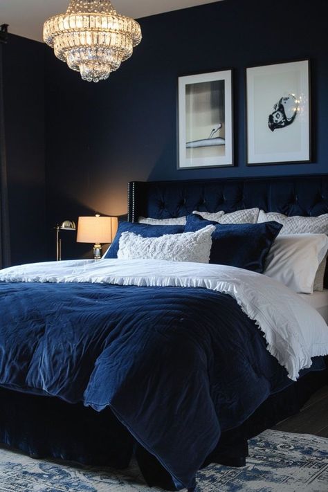 Guest Bedroom On A Budget, Blue Accents Bedroom, Royal Blue Bedrooms, Dark Bedrooms, Moody Bedroom Ideas, Moody Style, Bedroom Built Ins, Dark Blue Bedrooms, Navy Blue Bedrooms