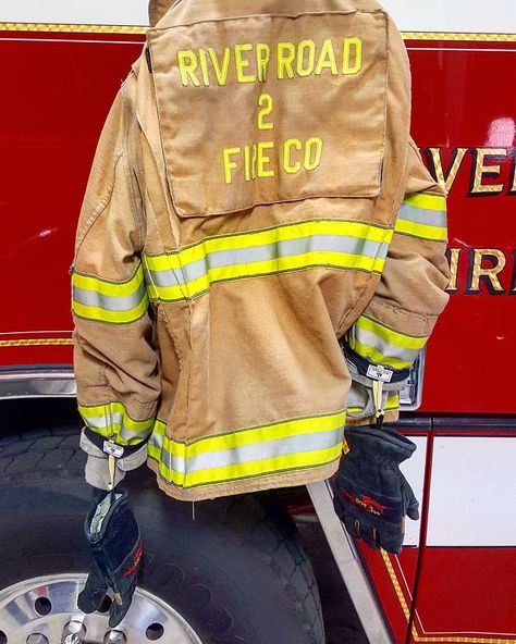 Firefighter Outfit, Firefighter Jacket, Firefighter Brotherhood, Female Firefighter, Fire Brigade, Motivational Pictures, Christmas Celebration, Fire Truck, Character Outfits