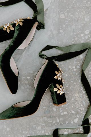 Dark Green Wedding Heels, Dark Green Velvet Heels, Green And Gold Shoes, Bride Green Shoes, Green And Gold Wedding Shoes, Emerald Green Heels Wedding, Fall Bridal Shoes, Dark Green Wedding Shoes, Green Heels Outfit