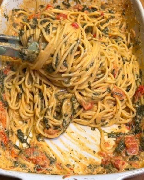 @veganchallenge4u on Instagram: ""GET The Complete Plant Based Cookbook - Over 200+ Delicious Vegan Recipes Including 30-day Meal Plans" =>> LINK IN BIO 🔗 @veganchallenge4u 1️⃣ or 2️⃣? Which #recipe would you try?👇 🌱 By @Dr.vegan 1️⃣ This Creamy Baked Tomato and Spinach Pasta combines roasted tomatoes, garlic, vegan cream cheese, and spinach for a hearty, flavorful meal. Easy to make, it's perfect for a regular dinner or a special occasion. Ingredients 2/3 lb about pasta of choice 300g 7 oz fresh spinach 200g 10.5 oz cherry tomatoes 300g 1 whole bulb of garlic 7 oz vegan cream cheese 200g 3-4 tbsp olive oil Black pepper to taste Salt to taste Instructions Preheat Oven: Preheat your oven to 356°F (180°C). Prepare Baking Dish: Lay the spinach leaves at the bottom of a baking dish. Scatt Cream Cheese And Spinach, Tomato And Spinach Pasta, Fast Pasta Recipes, Plant Based Cream Cheese, Spinach Pasta Recipes, Spice Blends Recipes, Vegan Cream, Plant Based Cookbook, Pasta Salad Italian