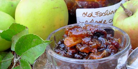 A delightful apple chutney with the added kick of ginger. I make this every autumn when I harvest my apples from the garden - you can use windfall apples too. Chutney is such an interesting preserve as it combines sweet and savoury flavours, making it an ideal accompaniment for a range of dishes such as cold meats, salami, ham, pasties, pies and is essential in a traditional Ploughmans Lunch! I also add chutney to my curries, tagines and winter stews. The word chutney is derived from the Hind... Best Cooking Apples, Quince Green, Ginger Chutney Recipe, Canning Jams, Ploughmans Lunch, Winter Stews, French Tart, Ginger Chutney, Apple Chutney