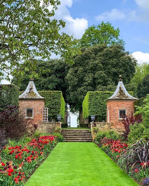 Hidcote Manor Garden the quintessential English garden folly set off by a grand series of greenery-accented steps. via @Privatenewport English Landscape Garden, Manor Garden, Easy Landscaping, Red Tulips, Chelsea Flower Show, Garden Lovers, English Garden, Shade Garden, Garden Room