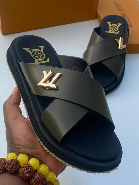 Mens Slippers Fashion Style, Men Leather Sandals Fashion, Girls Shoes Teenage, Best Sandals For Men, Male Footwear, Mens Sandals Fashion, African Shoes, Gents Shoes, Leather Slippers For Men