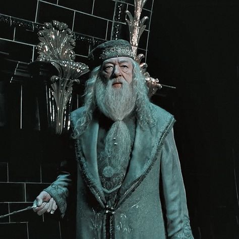 Albus Dumbledore Aesthetic, Dumbledore Aesthetic, Harry Potter Harry, Albus Dumbledore, Harry Potter Movies, Aesthetic Icon, Harry Potter, Green, Harry Potter Films