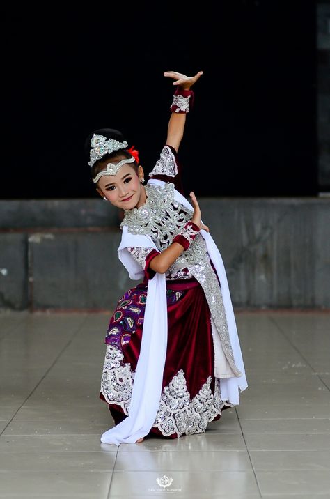 Jaipong adalah salah satu tari tradisional yang di miliki negara indonesi,khususnya yang ada di pulaw jawa barat Make Up Tari Tradisional, Tari Tradisional, West Java, Art And Culture, Nature Wedding, Photo Idea, Dress Outfit, Culture Art, Harajuku