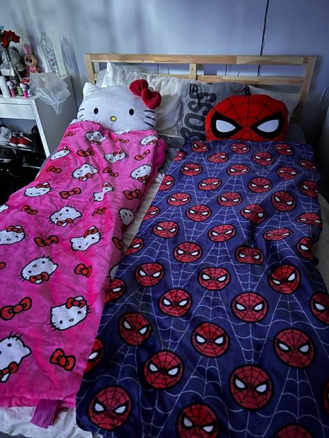 Hello Kitty And Spiderman, Duck Story, Spiderman Room, All Spiderman, Images Hello Kitty, Cute Relationship Photos, Mia 3, Matching Couple Outfits, Hello Kitty Pictures