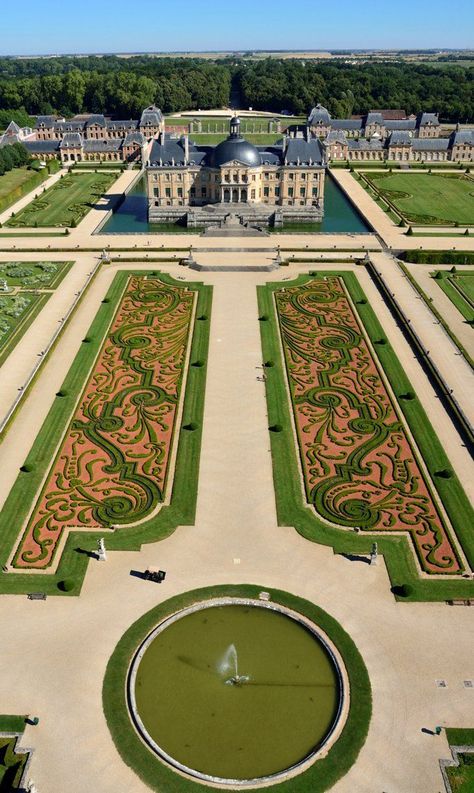 Maincy, France Best Destination Wedding Locations, Formal Garden Design, Luxurious Garden, Awesome Houses, Vaux Le Vicomte, Mansion Ideas, Versailles Garden, Luxury Garden, Chateau France