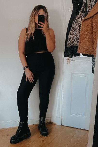 Midsize Outfits All Black, Midsize Fashion Edgy, Legging Outfits Midsize, Edgy Hourglass Outfits, Gig Outfit Ideas Plus Size, Mid Size All Black Outfit, Edgy Leggings Outfit, Soft Grunge Outfits Midsize, Black Midsize Outfit