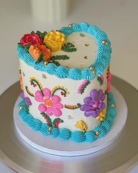 Attempted to recreate this Mexican Fiesta design by @crispycritterbakes it was so fun to make and I loveddd the results 🪅🥳 This was also my first time making buttercream flowers and they’re not as easy as I thought 😮‍💨 - #pipingtips #buttercreamcake #buttercreamdecorating #buttercreamcakes #cakedesign #cakedecorating #tampavintagecake #cakedecorator #buttercreampiping #vintagecake #pink #pinkcake #cakebusiness #pinkvintagecake #pinkheartcake #tampabakery #tampacakes #mexicanfiestacake #fiest... Pastel Fiesta Party, Fiesta 50th Birthday Ideas, Cake Mexican Theme, Mexican Flag Cake, Mexican Cake Ideas Birthdays, Cantarito Cake, Mexican Cake Decoration, Mexican Style Cake, Fiesta Smash Cake