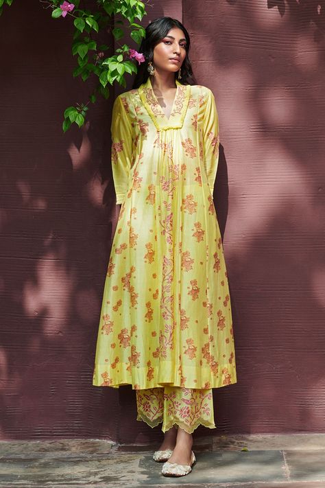 Buy #AmritaThakur #chanderi #printed #kurta set online at #Aza #Fashions Shop online now at #Azafashions.com Call +91 99870 70743 or email contactus@azafashions.com for enquiries. #wedding #festive #ethnic #tradional #shopping #shoponline #party Printed Kurta Sets For Women, Chanderi Kurta Designs Printed, Kurta Set Ideas, Kurta Set Designs Women, Printed Kurta Design, Amrita Thakur, Festive Kurti, Printed Kurtas, Printed Kurtis