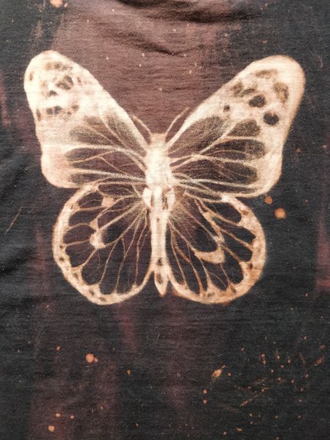 Butterfly painted with bleach on the back of a tshirt Painted T Shirts Aesthetic, Hand Drawn T Shirt, Draw With Bleach On Clothes, Bleach Clothes Design Butterfly, Butterfly Bleach Hoodie, Bleached Butterfly Shirt, Bleach Moth Shirt, Bleached Shirt Ideas Aesthetic, Hoodie Painting Diy Aesthetic