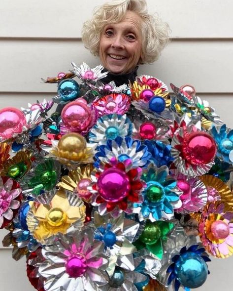 Meet Magpie Ethel: The G.O.A.T. of Vintage Collectors - WorthPoint Christmas Shop Displays, Dixie Cups, Christmas Editorial, Magpie Ethel, Christmas Booth, Vintage Christmas Crafts, Flea Market Decorating, Vintage Holiday Decor, Antique Christmas Ornaments