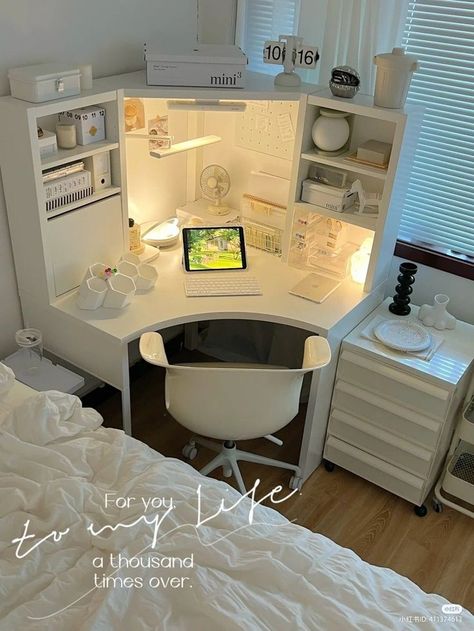 Love your small bedroom with these design ideas that will make you fall in love with your space all over again! Ready to rediscover your room? Click to get inspired! Minimalist Bedroom Design Small Rooms, Bedroom Design Small, Small Room Makeover, Colors Bedroom, Idea Bedroom, Decorations Bedroom, Minimalist Living Room Design, Minimalist Bedroom Design, Cute Diy Room Decor