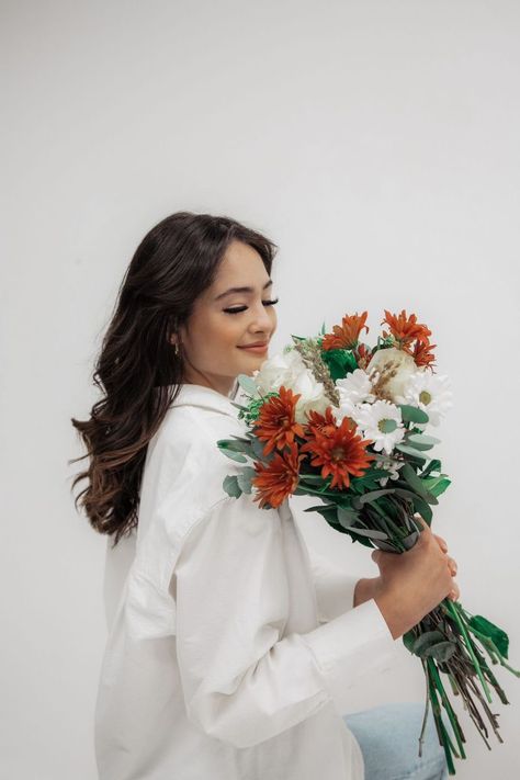 Profile Picture Photoshoot Ideas, Self Portrait With Flowers At Home, Influencer Profile Picture, Self Photo Poses At Home, Photo Shoot Poses With Flowers, Studio Photoshoot Ideas With Flowers, Self Portrait Poses Studio, Headshots With Flowers, Studio Photoshoot With Flowers