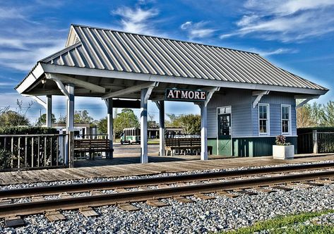 Ho Scale Buildings, Mystic Mountain, Small Towns Usa, Railroad Art, Ticket Office, Old Train Station, Small Town America, Train Depot, Train Stations