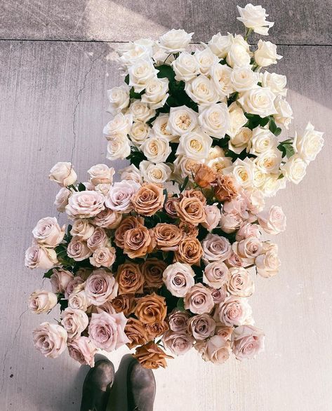 Oh Honey Florals’s Instagram photo: “One hundred and fifty long stemmed roses 🤎 Ohara, Quicksand and Toffee (the most delicious combo ever) for this weekends weddings. Stay…” Taupe Wedding, Pink Flower Arrangements, Neutral Wedding Flowers, Bronze Wedding, Neutral Wedding Colors, Mauve Wedding, Oh Honey, Brown Wedding, Pink Wedding Flowers