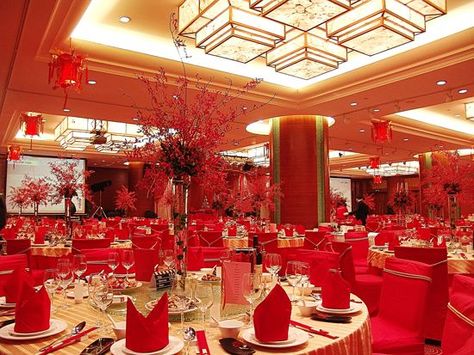 chinese wedding banquet decor Chinese Restaurant Wedding, Chinese Wedding Banquet, Asian Wedding Themes, Chinese Theme Parties, Chinese Banquet, Modern Chinese Wedding, Chinese Wedding Decor, Banquet Decor, Asian Party