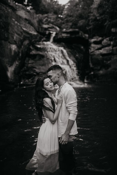 Prewedding Waterfall, 2025 Photoshoot, Waterfall Proposal, Waterfall Photoshoot, Kerala Trip, Couples Candid Photography, Prenuptial Photoshoot, Couples Beach Photography, Waterfall Wedding