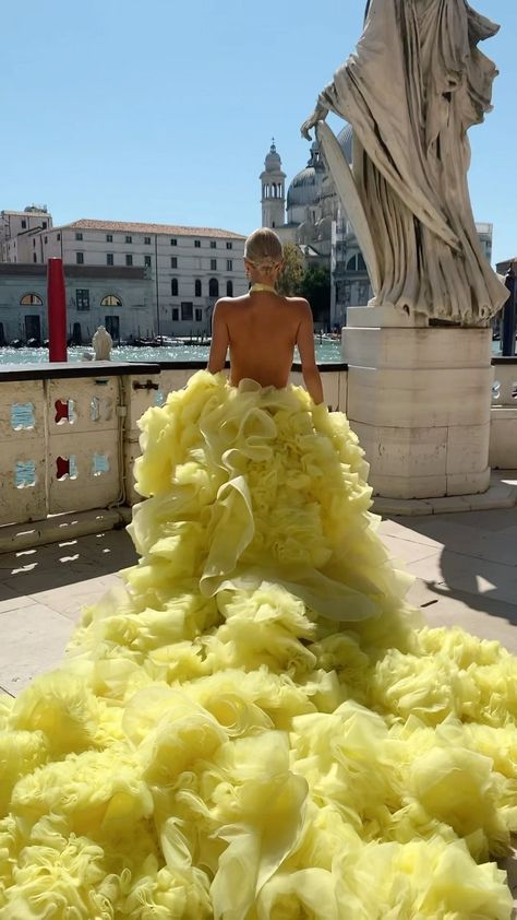 Yellow Aesthetic Dress, Elegant Feminine Outfits, Leonie Hanne, Halter Prom Dresses, Aesthetic Dress, Venice Film Festival, Elegant Feminine, Formal Party Dress, Formal Dresses For Weddings