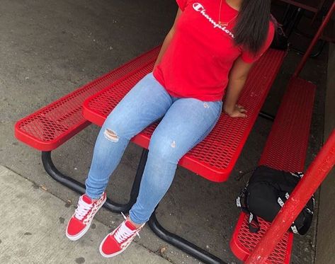 Red Vans Outfit, Red Christmas Outfit, Baddie Outfits For School, Superenge Jeans, Polo Outfit, Teenage Outfits, Vans Outfit, Instagram Baddie, Red Vans