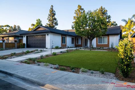 Front Yard With Turf, Mid Century Modern Landscape Front Yard, Drought Tolerant Landscape Front Yard, Mid Century Landscaping, Modern Driveway, Mid Century Exterior, Modern Front Yard, Front Yard Design, Low Maintenance Landscaping