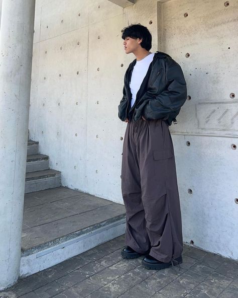 #parachute #fits #outfits #chile #baggy #pics #aesthetic Baggy Windbreaker Outfit, Tank Top Baggy Pants Men, Wind Breaker Outfit Aesthetic, Grey Parachute Pants Outfit, Parachute Pants Outfit Men, Baggy Pants Outfit Men, Baggy Pants Aesthetic, Fashion Mfs, Baggy Outfits Men