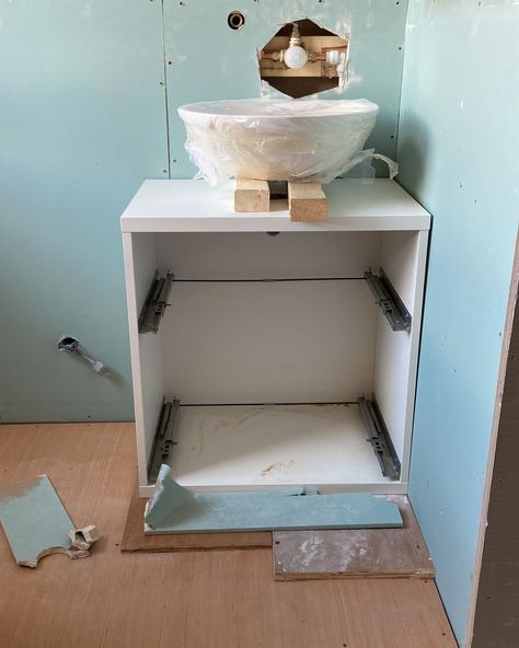 DIY bespoke built in bathroom IKEA vanity unit hack 🔨 If I told you this bathroom vanity unit was all built out of @ikeauk BESTA carcasses would you believe me? Even the doors are from IKEA! When planning our en-suite I knew that I wanted a built in vanity but didn’t want to pay over the odds for one. They can be so expensive, so I started working out how I could achieve the same high end look but on a budget. Here’s a breakdown of what we purchased for the hack; 2 x Besta Units = £80 2... Ikea Bathroom Hack, Ikea Bathroom Vanity Hack, Ikea Hack Bathroom, Bathroom Ikea, Ikea Bathroom Vanity, Ikea Vanity, Built In Vanity, Bathroom Vanity Unit, Bathroom Hacks