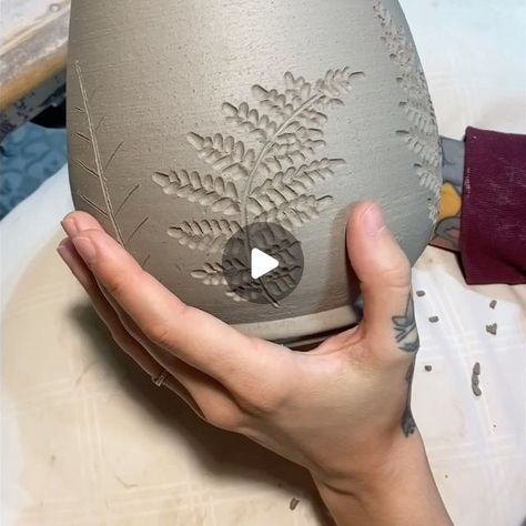 Carving On Clay, Fern Pottery, Pottery Carving Ideas, Carved Ceramics, Carving Pottery, Surface Decorations, Pottery Carving, Clay Carving, Carved Pottery