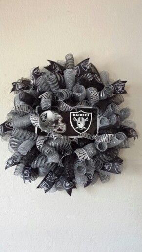 Raiders wreath Nfl Wreaths, Raiders Stuff, Raiders Wallpaper, Oakland Raiders Logo, Raiders Baby, Oakland Raiders Football, Raiders Girl, Sports Wreaths, Football Wreath