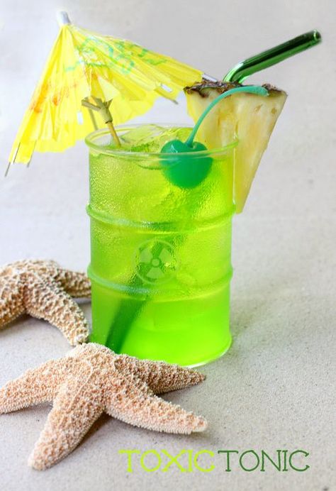 A toxic rum cocktail that tastes as good as it looks! Toxic Cocktail, Midori Cocktails, Event Cocktails, Easy Party Drinks, Cocktails Easy, Rum Drinks Recipes, Easy Cocktail Recipes, Toxic Waste, Family Dinner Ideas