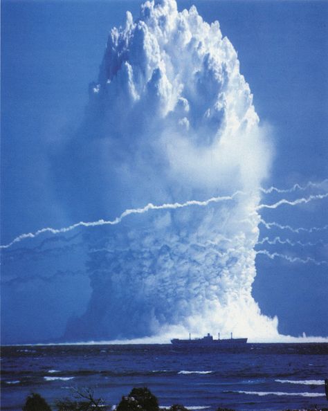 'Hardtack Umbrella' underwater nuclear test - June 1958 - at Enewetak Atoll by ctbto Mushroom Cloud, Nuclear Test, E Mc2, Atomic Age, Nagasaki, Nuclear Power, Hiroshima, Pacific Ocean, Juno