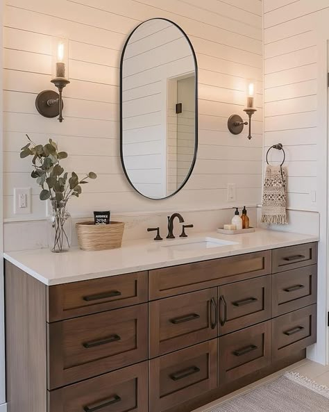 Black Vanity Mirror, Modern Farmhouse Bathroom Ideas, Bright Interior Design, Bright Interior, Casa Country, Black Vanity, Modern Farmhouse Bathroom, Double Vanity Bathroom, Upstairs Bathrooms