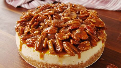 The perfect (and delicious) compromise for everyone. Pecan Pie Cheesecake Recipe, Pecan Pie Cheesecake, Pecan Cheesecake, Pie Cheesecake, Thanksgiving Desserts, Cheesecake Recipe, Savoury Cake, Pecan Pie, Pecans