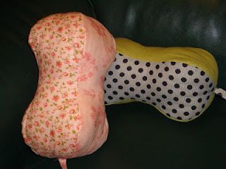 Peanut Pillow - it takes you to a blog with a link to purchase the pattern, but it seems easy enough to recreate it yourself. Peanut Pillow Pattern, Free Neck Pillow Pattern, Peanut Pillow Pattern Free, Beach House Quilts, Neck Pillow Pattern, Victorian Quilts, Red Brolly, Disappearing 9 Patch, Neck Pillows