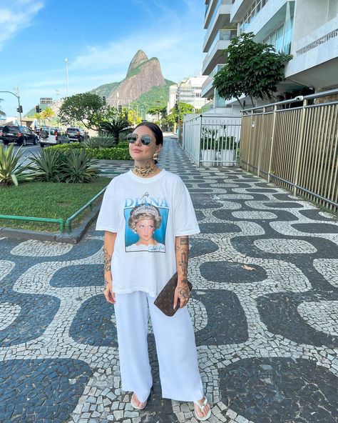 ☕️✨🇧🇷 | Instagram Pants Tshirt Outfit, White Tshirt Outfits, Oversized Tee Outfit, 2024 Fits, Looks Pinterest, Tshirt Outfit, Streetwear Pants, Pants Outfits, Looks Street Style