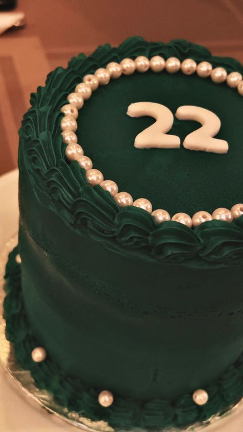 Green 30th Birthday Party, Green Birthday Cakes Aesthetic, Dark Green Bday Cake, Dark Green Cake Ideas, Dark Green Cake Aesthetic, Birthday Cake Dark Green, Emerald Cake Ideas, Black And Green Birthday Decor, 18th Birthday Party Ideas Green