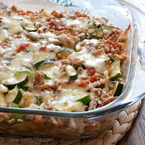 Cheesy Zucchini and Turkey Casserole - Betsylife Ground Turkey Casserole, Turkey Casserole Recipe, Ground Turkey Recipes Healthy, Healthy Casserole Recipes, Turkey Casserole, Cheesy Zucchini, Diner Recept, Healthy Casseroles, Ground Turkey Recipes