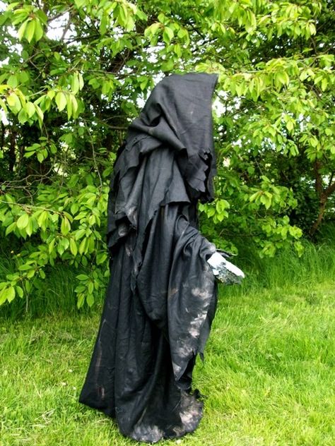 Ringwraith robe details Nazgul Halloween, Asymmetric Hoodie, Halloween 2018, Creepy Halloween, Halloween Props, Wizard, Art Girl, Garden Sculpture, Anime Art