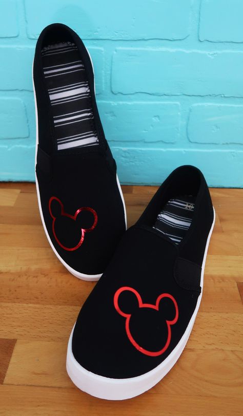 Vinyl On Shoes, Cricut Shoes, Diy Mickey Mouse, Mickey Shoes, Mickey Mouse Shoes, Disney Cricut, Painted Shoes Diy, Tie Dye Shoes, Cricut Disney