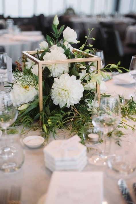 Chic Wedding Table, Greenery Wedding Centerpieces, Table Decoration Ideas, Tall Wedding Centerpieces, Simple Wedding Centerpieces, Sage Green Wedding, Geometric Wedding, Flower Centerpieces Wedding, Event Inspiration