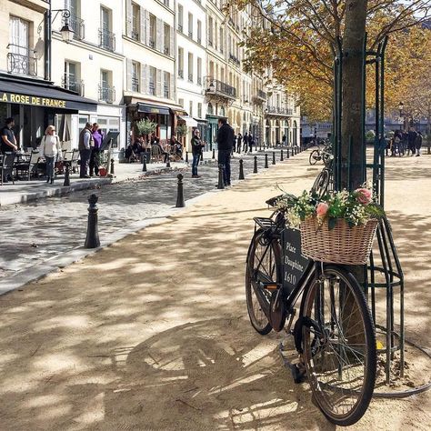 The lovely Place Dauphine located in the 1st arrondissement is a wonderful place to wander 🚶‍♀️ Pretty capture @miss_sego 👌 #Parisjetaime… Paris Cafe, Paris Photo, Paris Photos, Places Around The World, Wonderful Places, Paris France, Europe Travel, Places To Travel, Cityscape