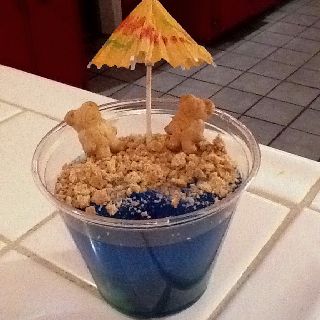 Beach In A Cup - end of year party idea Party Pretzels, Beach Dessert, End Of School Party, Kindergarten Party, End Of Year Party, Beach Bash, Preschool Snacks, End Of Year Activities, Summer Preschool