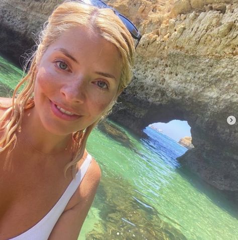 Holly Willoughby Hair, Sun Freckles, Natural Freckles, Sunkissed Skin, Plunge Swimsuit, Good Morning Britain, Style Guru, Glossy Hair, Holly Willoughby