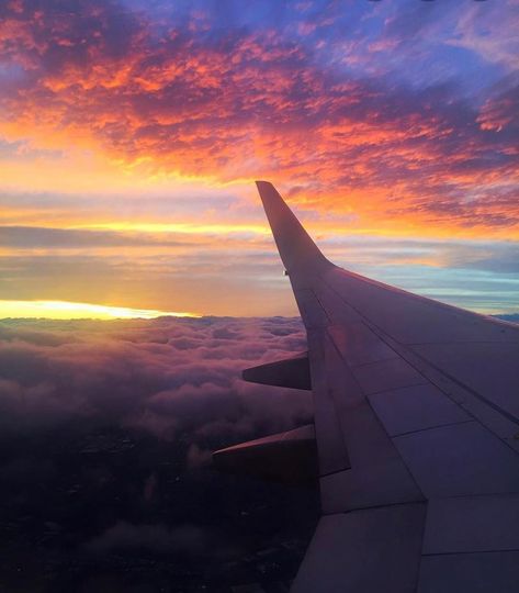 Gorgeous sunset...from an airplane view 😍 . . . #planeview #plane #sky #flight #clouds #sunset #windowseat #photography #travel #nature… Hublot Avion, Plane Window View, Plane Wing, Window Aesthetic, Airplane Window View, Plane Photography, Plane Window, Airplane Wallpaper, Airplane Photography