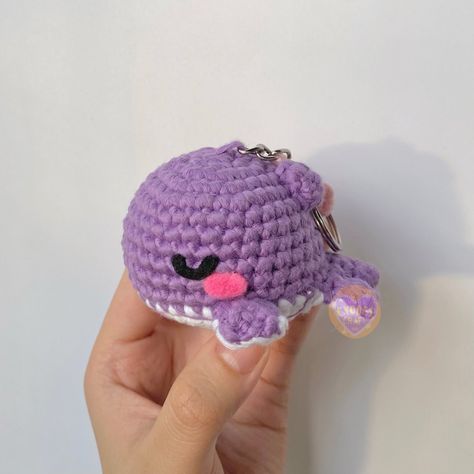 💜🐳BTS TINYTAN WHALE 🐳💜 SIZE: ➖ 2 inches length — Turn your favorite characters into cute crochet dolls! I can personalize any… | Instagram Bts Crochet Keychain, Bts Crochet Ideas, Bts A Crochet, Little Crochet Gifts, Bts Crochet Pattern, Crochet Doll Keychain, Amigurumi Bts, Bt21 Crochet, Gift Ideas Crochet