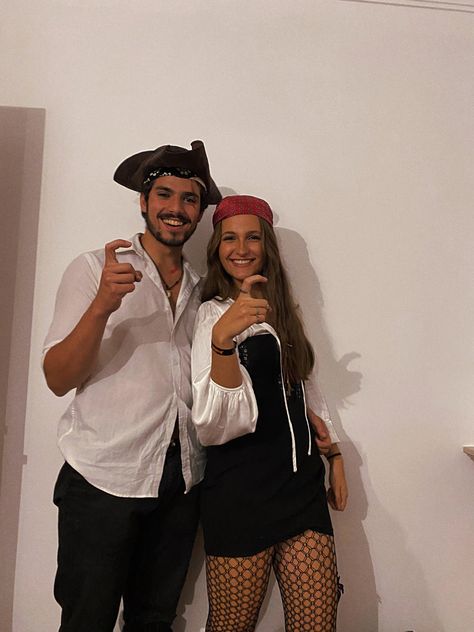 Couples Pirate Costume Halloween, Pirate Couple Halloween Costumes, Pirates Of The Caribbean Couple Costume, Couple Pirate Costume Halloween, Pirate Halloween Costumes Men, Hippie Couple Costume, Disfraz Couple, Men Pirate Costume, Pirate Costume Couple