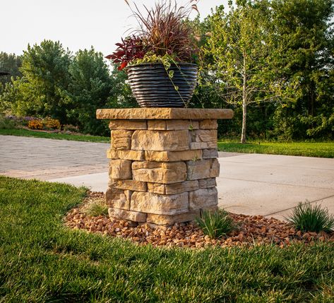 Planters At End Of Driveway, Driveway Curb Appeal, End Of Driveway Ideas Entrance, Entranceway Ideas, Driveway Columns, Curb Appeal Garden, Brick Mailbox, Driveway Entrance Landscaping, Gates Driveway