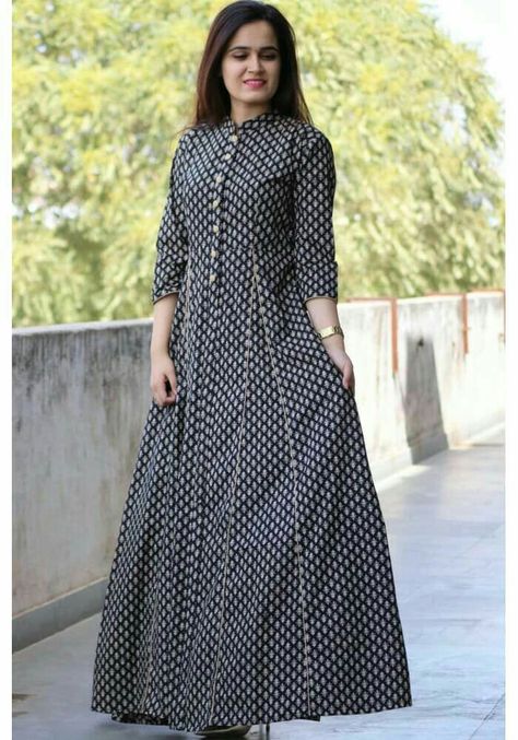 Modest clothing. Nederlands: Eerbare kleding. Fr. Vêtement modeste. Du. Bescheidene Kleidung. Sp. ropa modesta. Ru. Скромная одежда. Frock Designs, Long Frock Designs, Long Frock, Long Kurti, Cotton Kurti Designs, Long Frocks, Modest Clothing, Blouse Design Models, Designer Dresses Indian