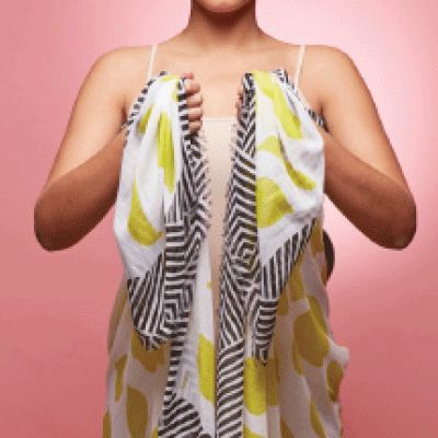 How to fashion a sarong (or oversized scarf) into a cute poolside number. How To Tie A Sarong, Hawaiian Wrap Dress, Sew Shirt, Beach Wrap Dress, Sarong Tying, Head Scarf Tying, Beach Scarf, Collars Diy, Sarong Dress