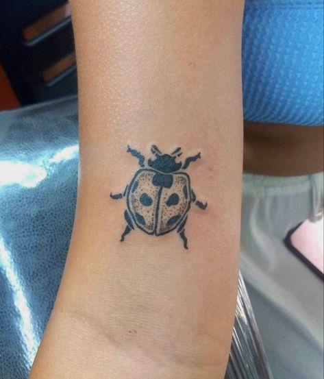 cute ladybug tattoo Stinkbug Tattoo, Ladybug Hand Tattoo, American Traditional Ladybug, Traditional Ladybug Tattoo, Junebug Tattoo, Vivi Core, June Bug Tattoo, Ladybug Tattoo Ideas, Tomato Tattoo